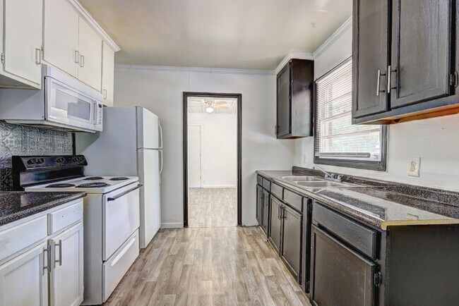 Building Photo - 2006 Pine Hill Dr