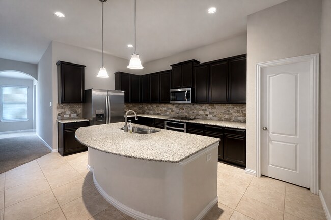 Foto del edificio - 3 BED 2 BATH NEW MANAGEMENT!!!!