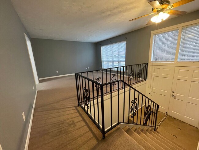 Building Photo - Large 4 bed/2 bath with garage - W. Hamble...