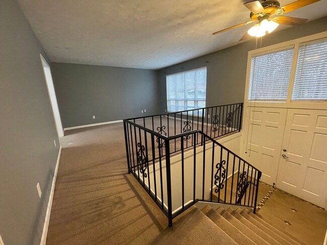 Building Photo - Large 4 bed/2 bath with garage - W. Hamblen County