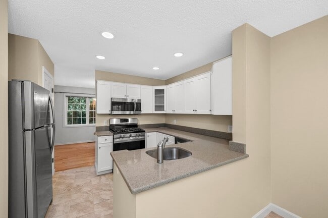 Building Photo - 4 Knollwood Ct