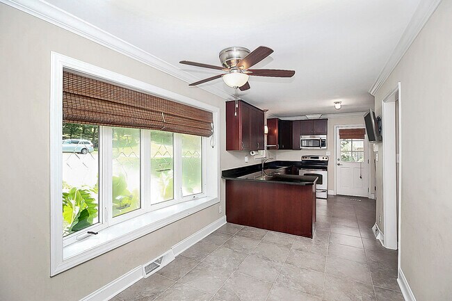 Eat-in area and kitchen - 5416 Guildbrook Rd