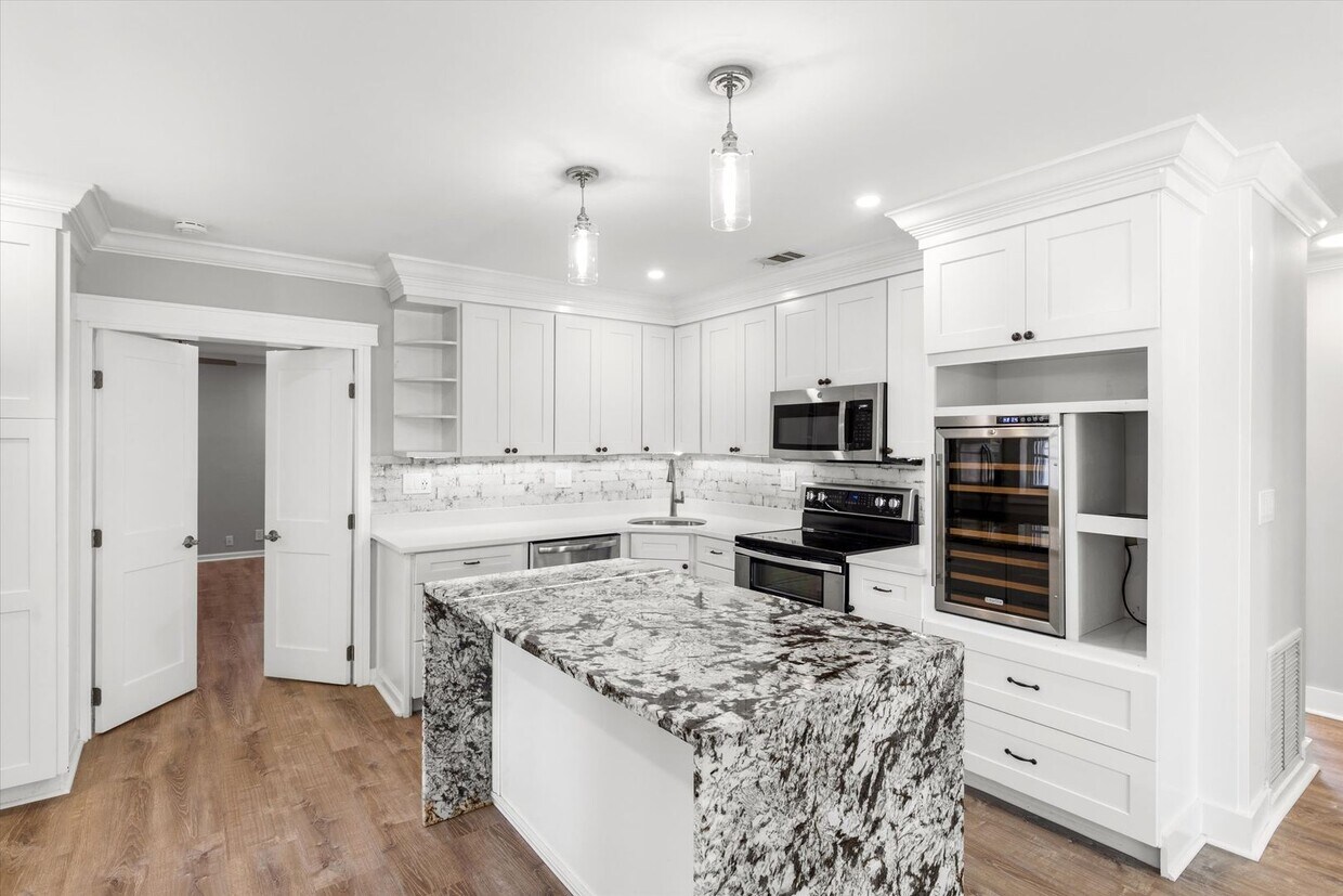 Primary Photo - Newly Updated & Available for 1-Year Lease...