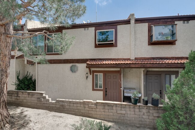 Foto del edificio - 5321 Colodny Dr