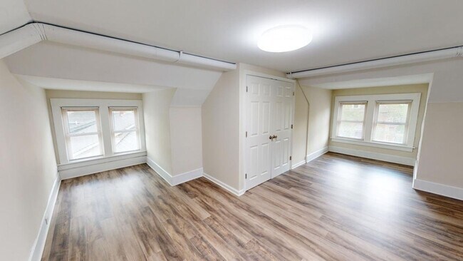 Foto del edificio - 6 BEDROOMS + 3.5 BATHROOMS Single Family H...