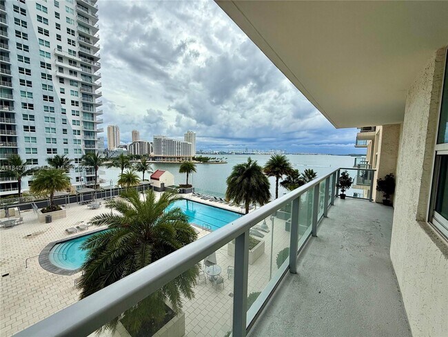 Building Photo - 1155 Brickell Bay Dr