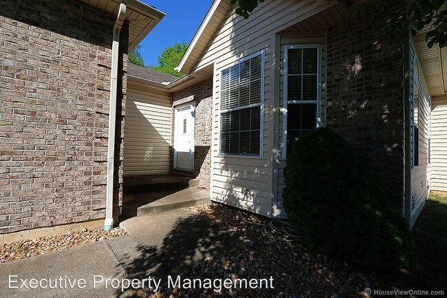 Building Photo - 4654 Greenwood Cir