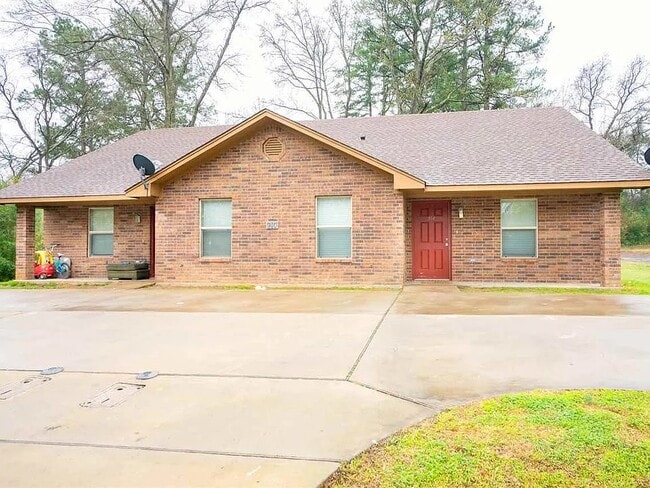 Building Photo - 910 Fairway Dr