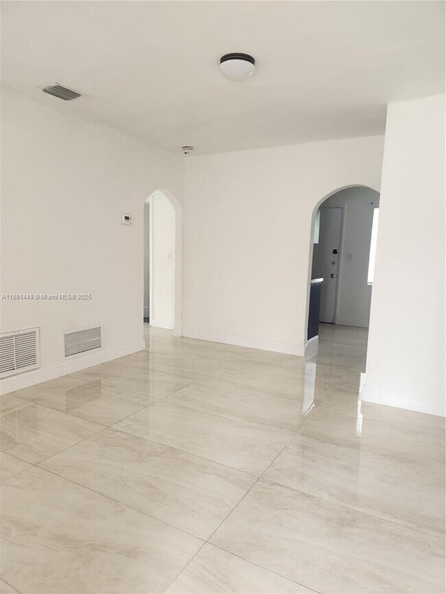Foto del edificio - 890 NW 106th St