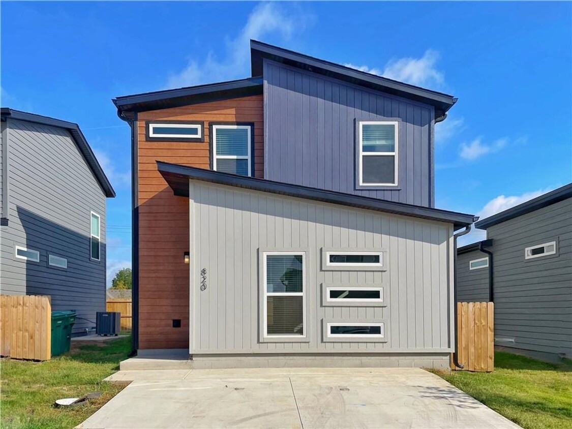 Foto principal - Now Leasing - Featherston Village - Modern...