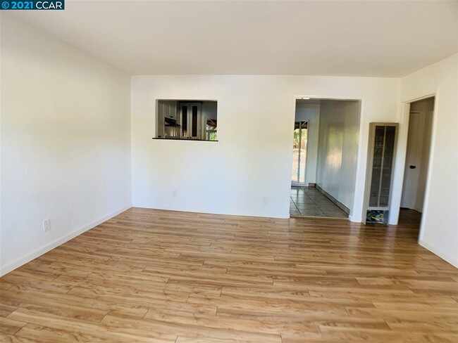 Building Photo - 1458 San Carlos Ave