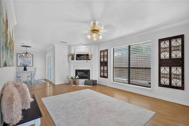 Foto del edificio - 4022 Wood River Dr