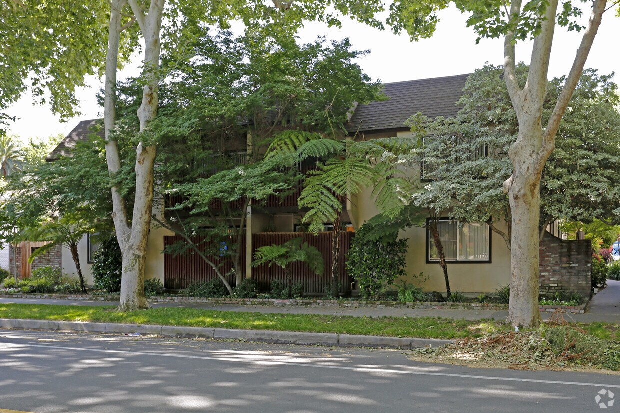 Building Photo - E Street Apartments