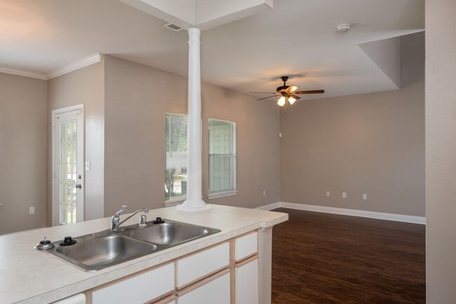 Building Photo - 2818 GEM! Beautiful home minutes from campus!