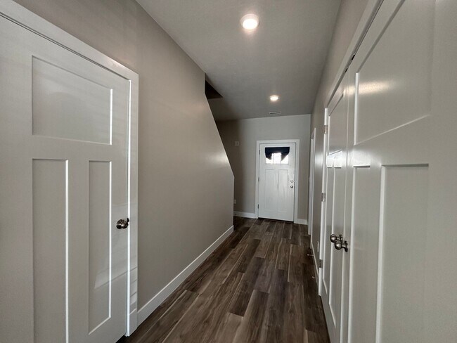 Building Photo - DARLING TWO BEDROOM TOWNHOME IN CEDAR CITY!