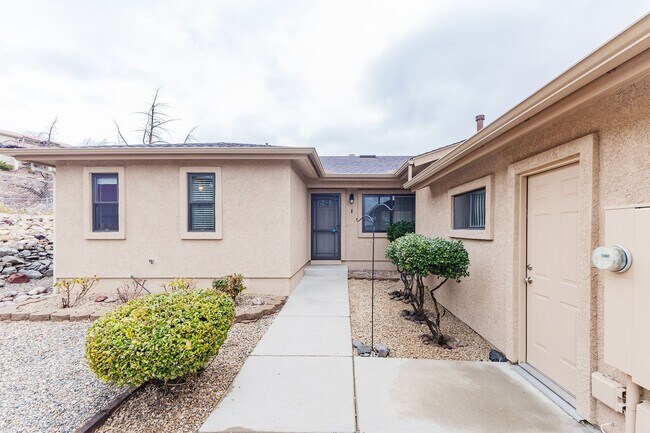 Building Photo - Beautiful 3 bedroom, 2 bathroom home in Cl...