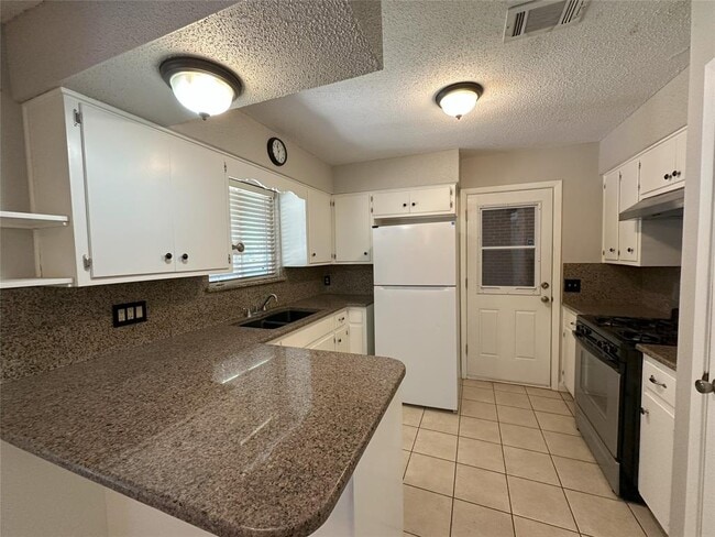 Building Photo - 5704 Cedardale Dr