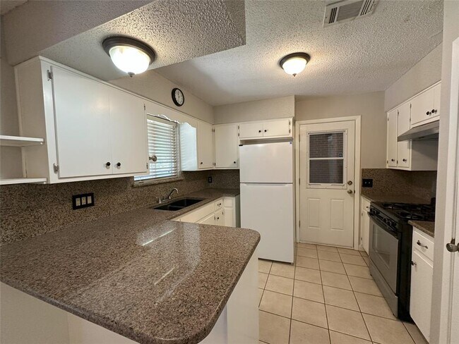 Foto del edificio - 5704 Cedardale Dr