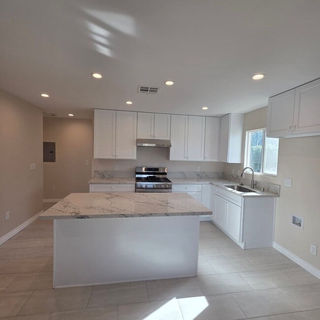 Building Photo - 5546 Sulphur Dr