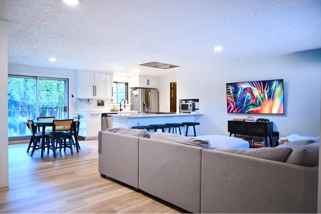 Photo - 3107 NW Lakeridge Dr House