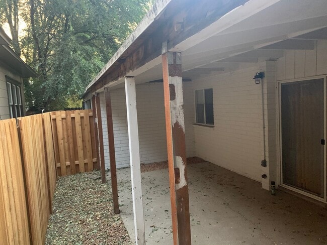 Building Photo - 419 15th Ave S