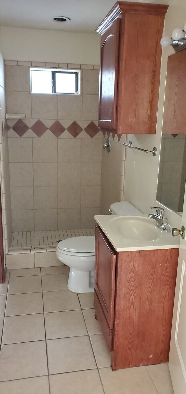 Building Photo - 2000 Circle Dr