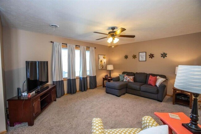 Foto del edificio - MINUTES FROM OGDEN GATE! LARGE BACKYARD!