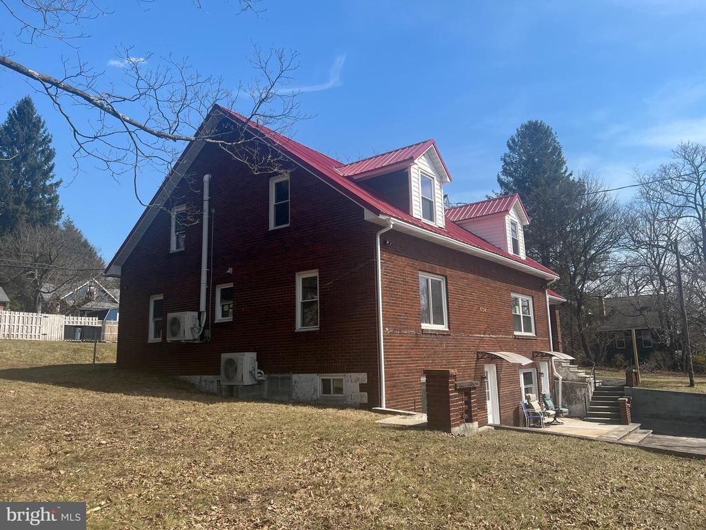 Building Photo - 604 E Oak St