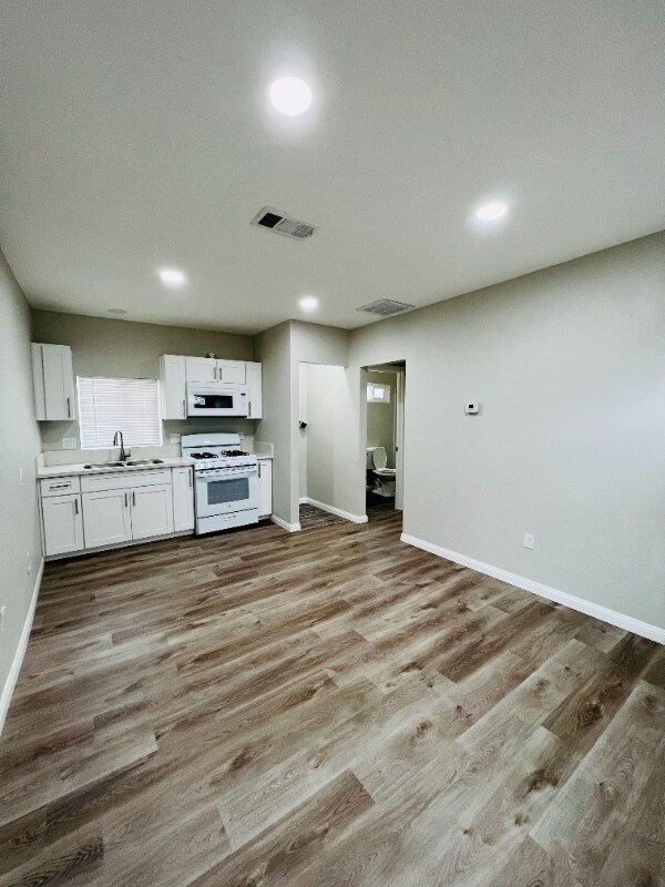 Foto del edificio - 21633 Cottonwood Ave