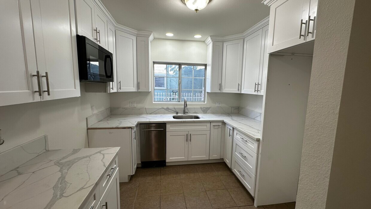 Primary Photo - 213 W 41st Pl