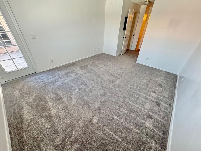 Building Photo - SPACIOUS 2 BEDROOM, 2 BATH CONDO IN PRIME ...
