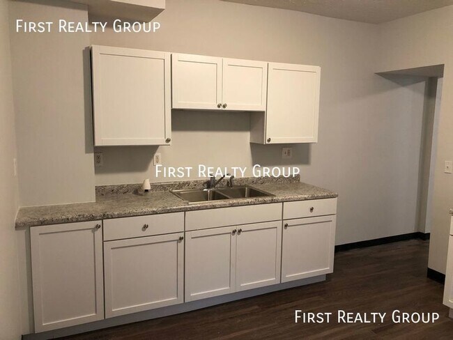Building Photo - 2 Bedroom, 1 Bath Duplex in Dayton, Move I...