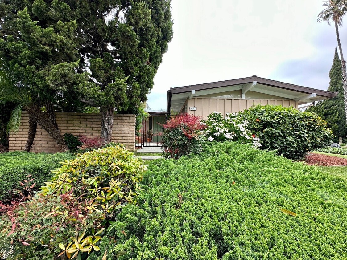 Foto principal - Three bedroom Cliff May Home
