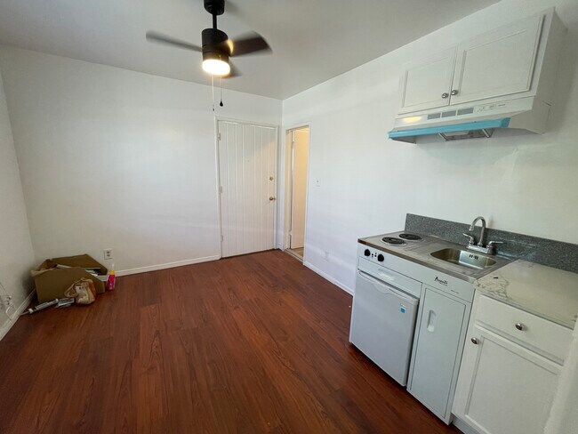 Building Photo - 1058 W 111th St