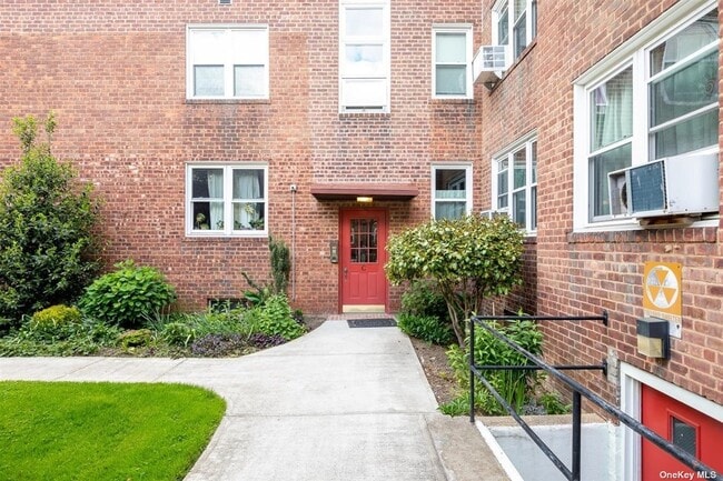 Building Photo - 275 Maple Ave