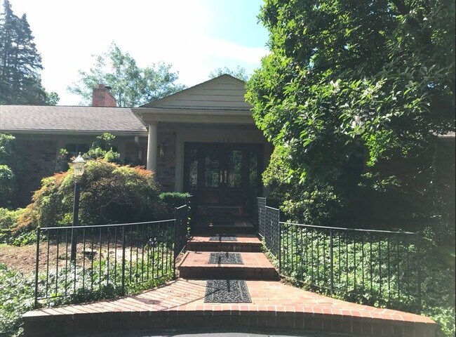 Foto del edificio - 645 Lone Pine Rd
