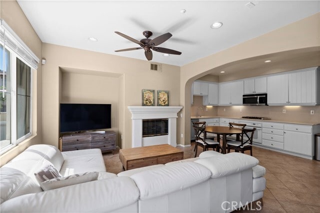 Building Photo - 18 Moonstone