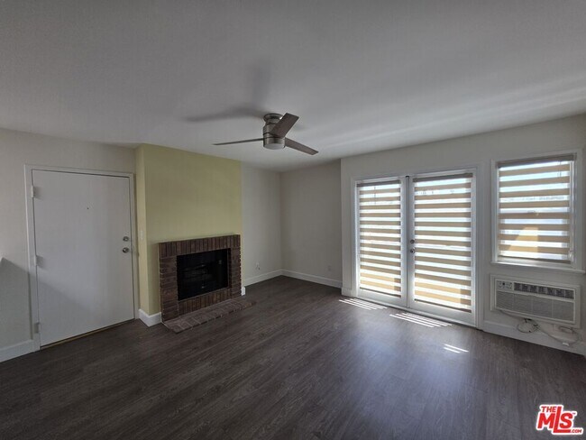 Foto del edificio - 2638 S Barrington Ave