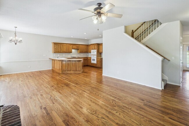 Foto del edificio - Spacious 4 Bedroom + Bonus Room
