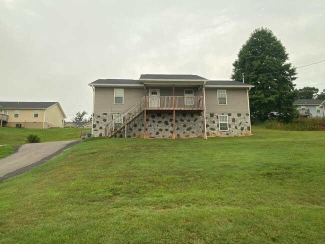Building Photo - 3 bedroom 2 bath