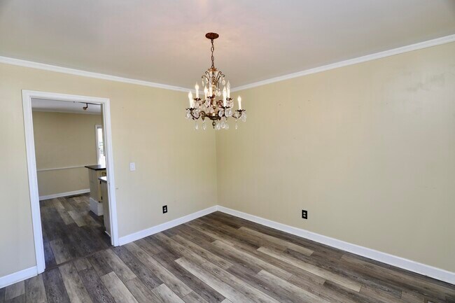 Building Photo - 549 Pringle Dr