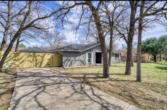 Building Photo - 1115 Merry Oaks Dr