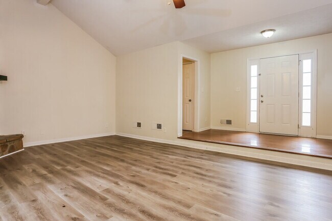 Foto del edificio - 832 Lost Creek Cir