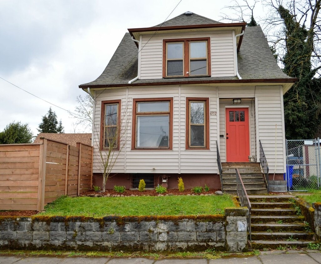 Primary Photo - Beautiful Home near Dekum Triangle in Nort...