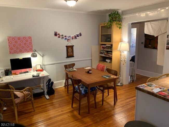 Foto del edificio - 584 Ridgewood Rd