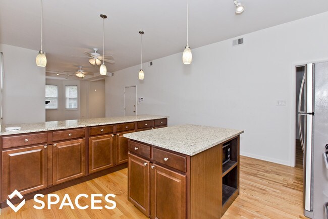 Building Photo - 916 W Roscoe St