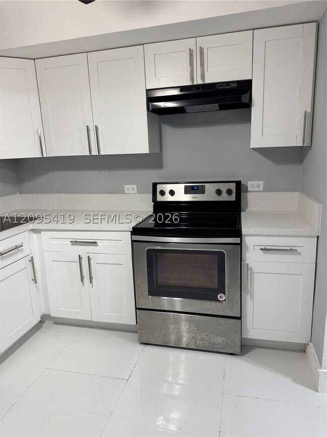 Foto del edificio - 585 NE 163rd St