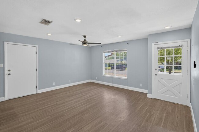 Foto del edificio - 8602 Colonial Dr