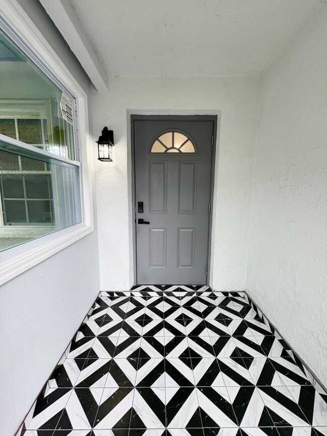 Building Photo - 1733 Sunset Ave