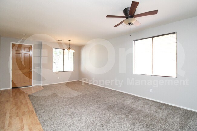 Foto del edificio - 1467 E Chestnut Ln